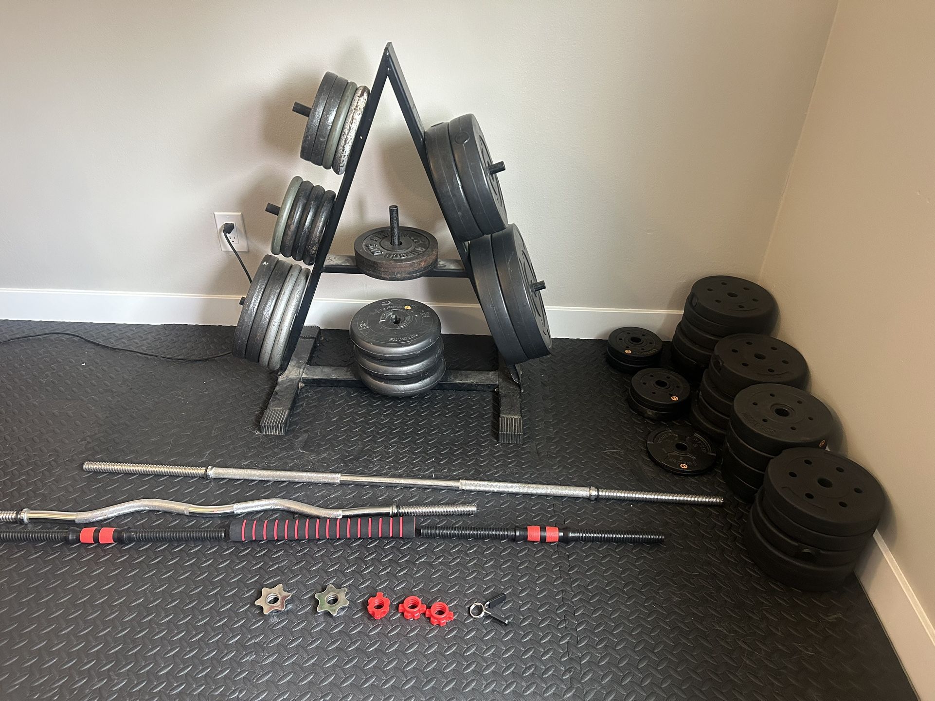 Weight Bench With 473lbs Of Weights