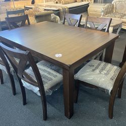 Dining table and chair set (7 pieces)，$680