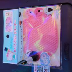 Brush Cleaning Hello Kitty