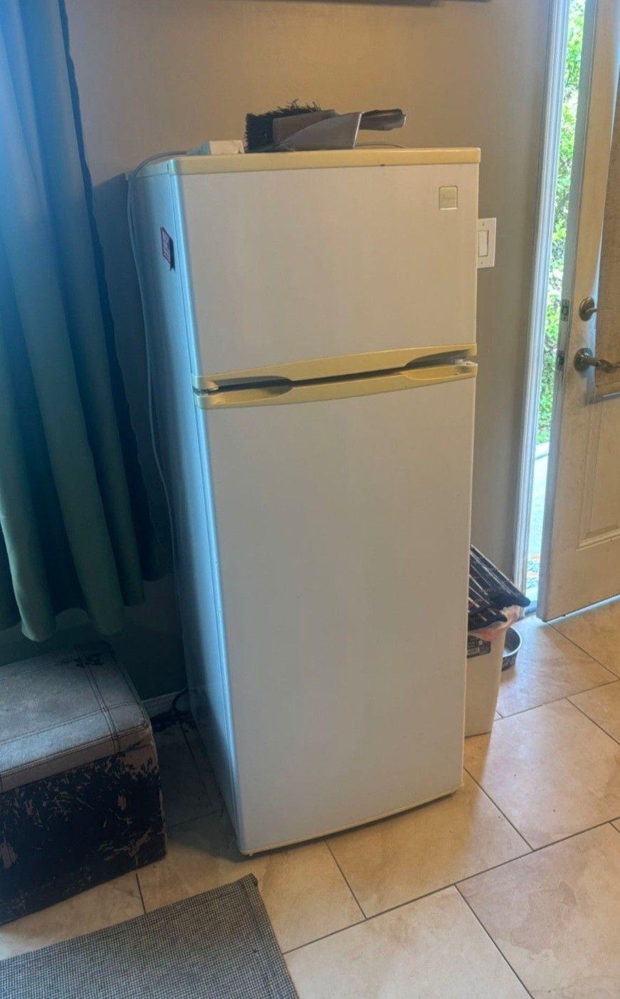 Avanti 7.4cu Compact Apartment Size Top Freezer Refrigerator