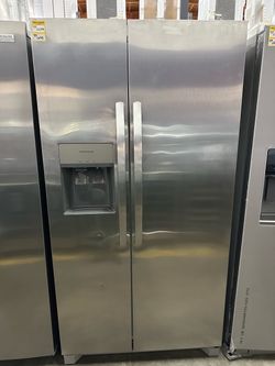 Frigidaire 25.6 Cu. Ft. Side-by-Side Refrigerator – NEW / NUEVO