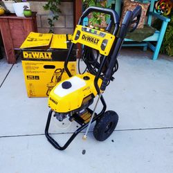 Dewalt  2400 PSI 1.1 GPM Cold Water Electric Pressure Washer