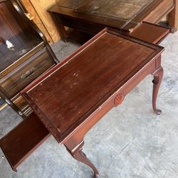 Traditional Queen Anne–style side table