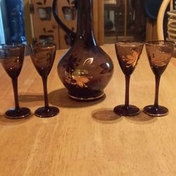 BLACK AND GOLD WINE DECANTER WITH 4 GLASSES!