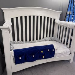 Full-Size Crib in Excellent Condition – Toddler Ready + All Parts Included!
