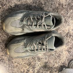YEEZY BOOST 700 Inertia Size 12 Used