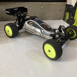 2 RC Cars Losi And Team Associated 