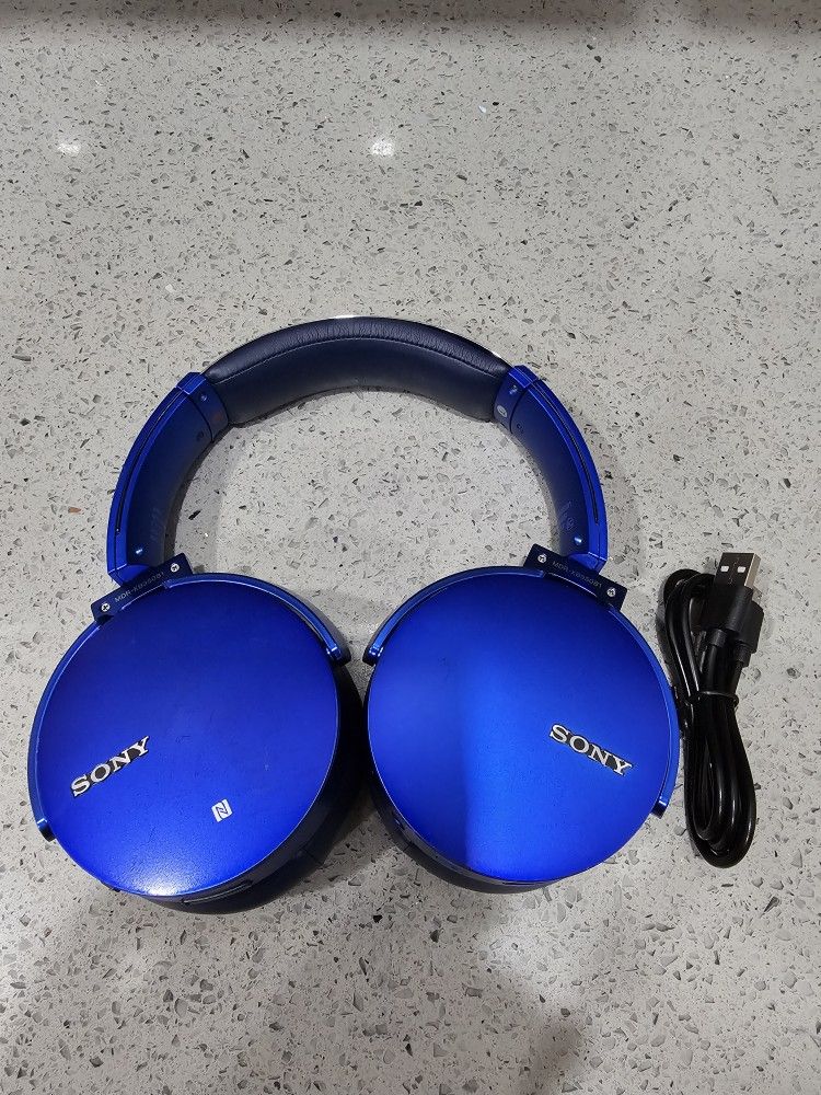 Sony MDR-XB950B1 Extra Bass Wireless Noise Canceling Headphones- electric blue