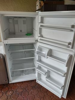 Whirlpool top and bottom refrigerator