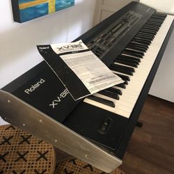 Roland XV 88 Synthesizer