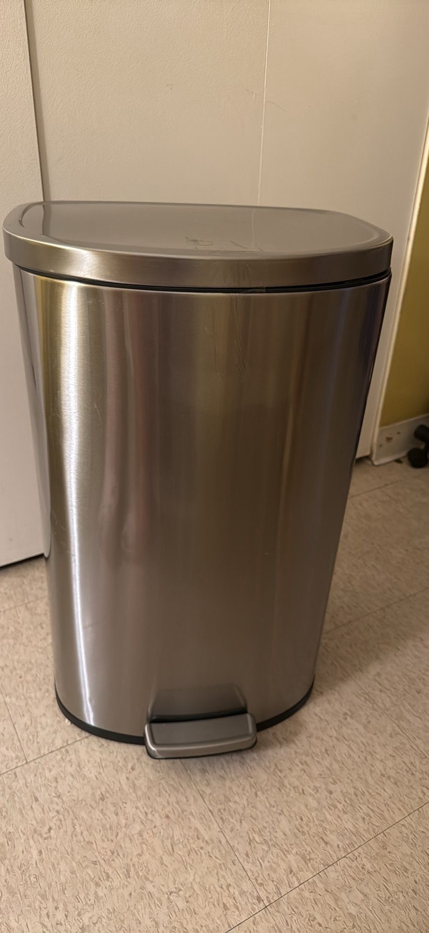 Stainless Steel Step-on Trashcan (13 Gallons)