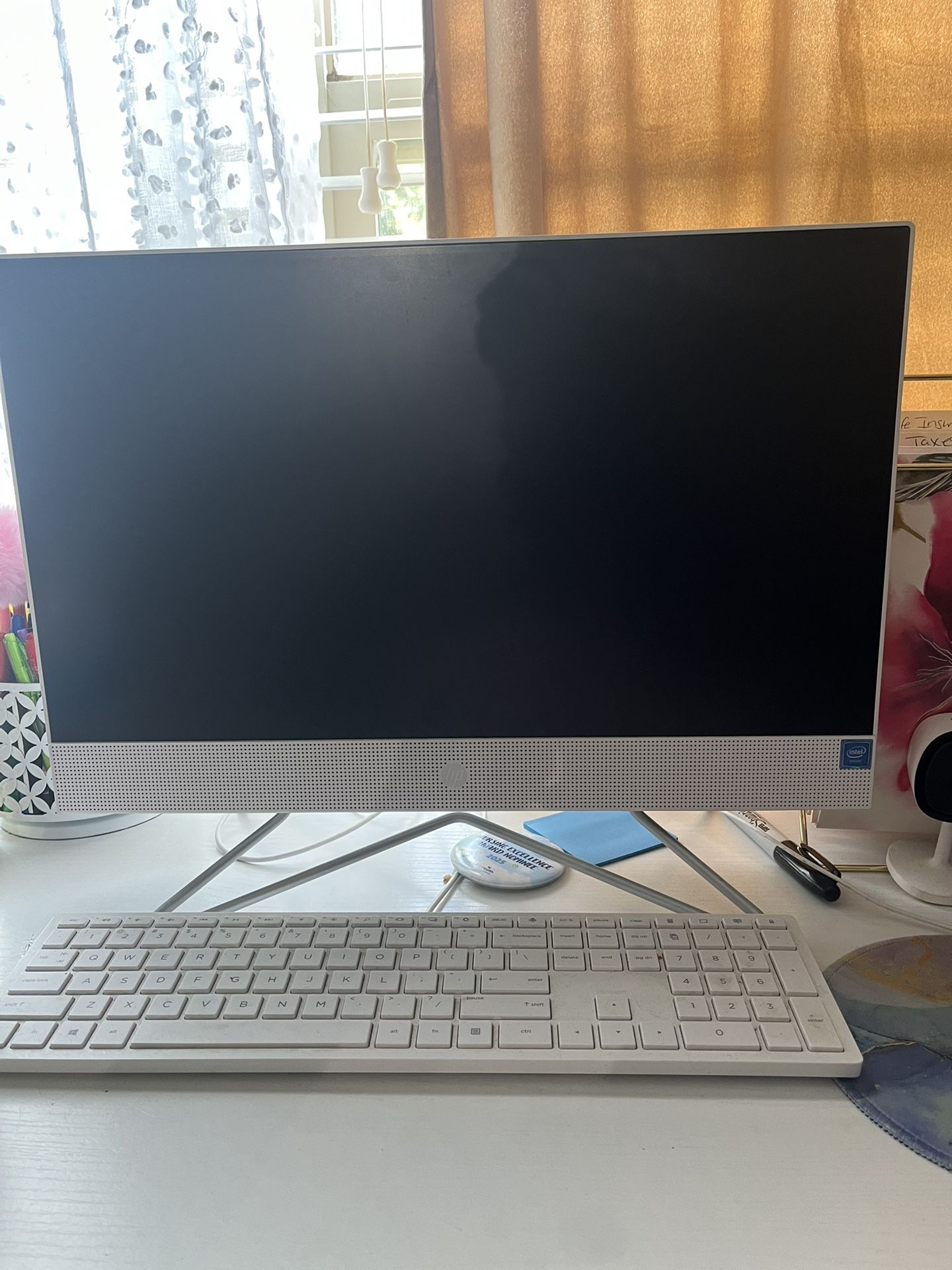 HP All-in-One Desktop w/24" Monitor, Intel Core i3-1115G4, 4GB, 256GB SSD, Snow White, 24-df1023w