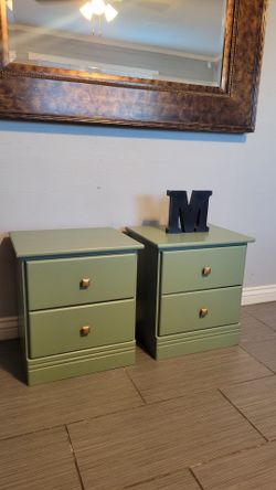 NICE GREEN NIGHTSTANDS