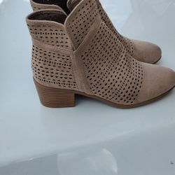 Size 7 Women's Suede Boots 