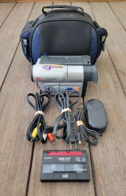 Samsung SCL901 Hi8 8mm 880x Digital Zoom Camcorder Bundle