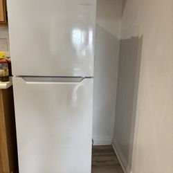 Insignia 10 Cubic Ft Top Mount Refrigerator 
