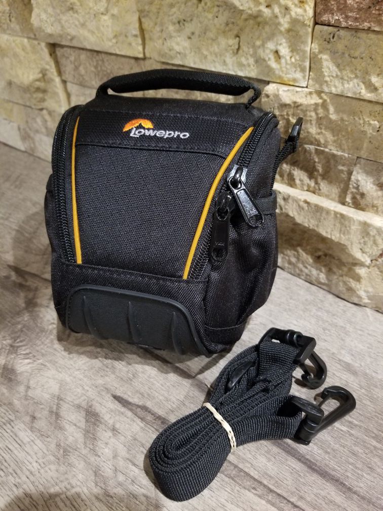 Lowepro SH 100 II Padded Camera Carrying Bag For digital 📷/📹 Carrying Strap Belt loop, shoulder, grab handle Dimensions 4.5 in x 3.5 in x 5.1 in