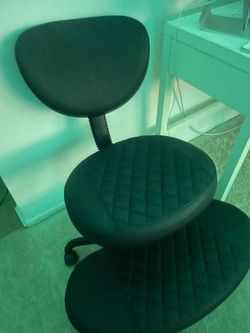 Ergonomic swivel desk chair
