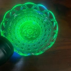 Antique Uranium Glow In The Dark Bowl 6"