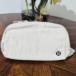 Lululemon Everywhere Belt Bag 1L Light Ivory/Cream 