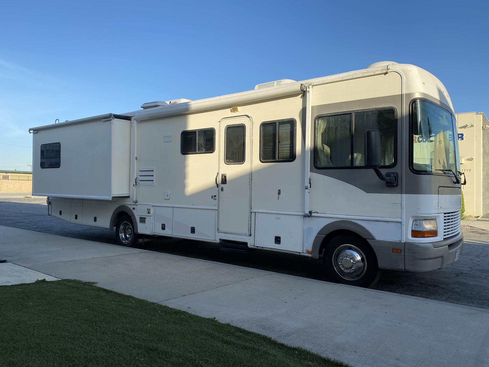 2001 Fleetwood Bounder 33’