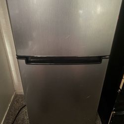 magic chef mini fridge (READ DESCRIPTION)