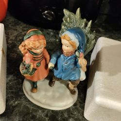 Christmas Memories Series 1982 Avon Collectable Figurine 