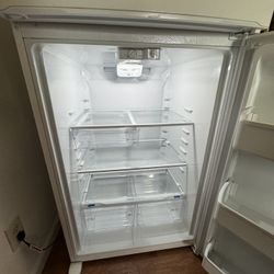 Frigidaire Refrigerator (Gently Used 8 Months)