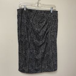 Women’s NEW YORK & CO. Black&  White Lined Stretch Skirt… Size 8.