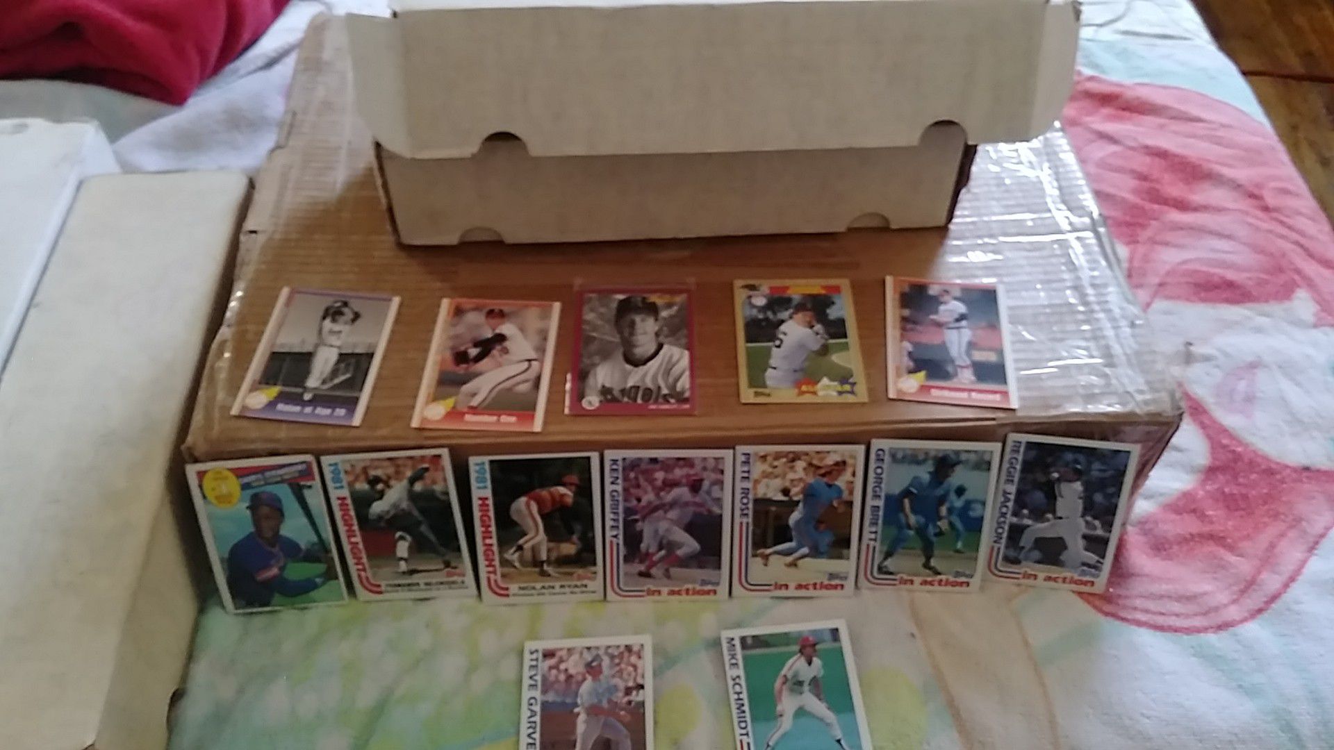 1000's of baseball cards. Needs to go i nees the space.