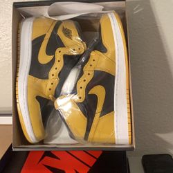 Air Jordan 1 Retro High OG Pollen Grade School Size 5Y.        Women’s Size 6.5