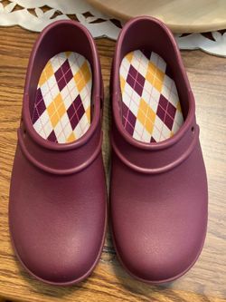 Néw Womens Plum Crocs no holes size 6