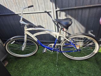 Schwinn Typhoon men's 26-inch beach cruiser bike.
