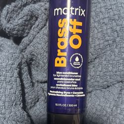 Matrix Brass Off Toning Blue Shampoo - Refreshes and Neutralizes Brassy Tones, For Color Treated Hair, Lightened Brunettes or Dark Blondes
