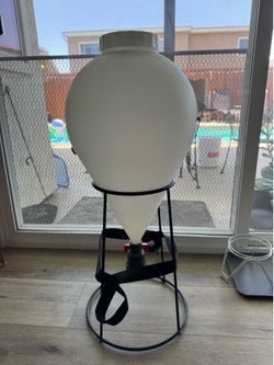 Conical plastic fermenter