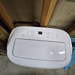 Toshiba 12,000 BTU (8,000 BTU SACC) portable a/c & Dehumid W/Remote