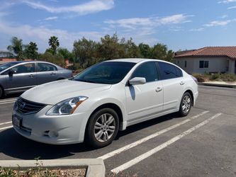 Nissan Altima White 4-Door Sedan