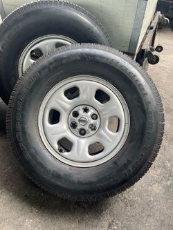 Rin y llanta para Nissan frontier 16" de metal tengo las 4 tapas 3 llantas están de 90 de vida