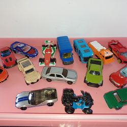 16 Small Toy Cars,some Have Damage