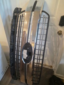 OEM 2018 2019 2020 Ford F150 Lariat Front Chrome Grille - No Emblem Genuine