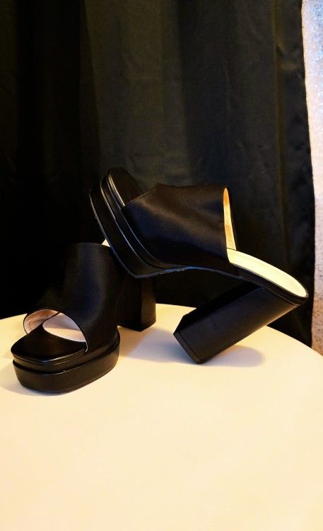 Women's sandals with a thick, high heel in black