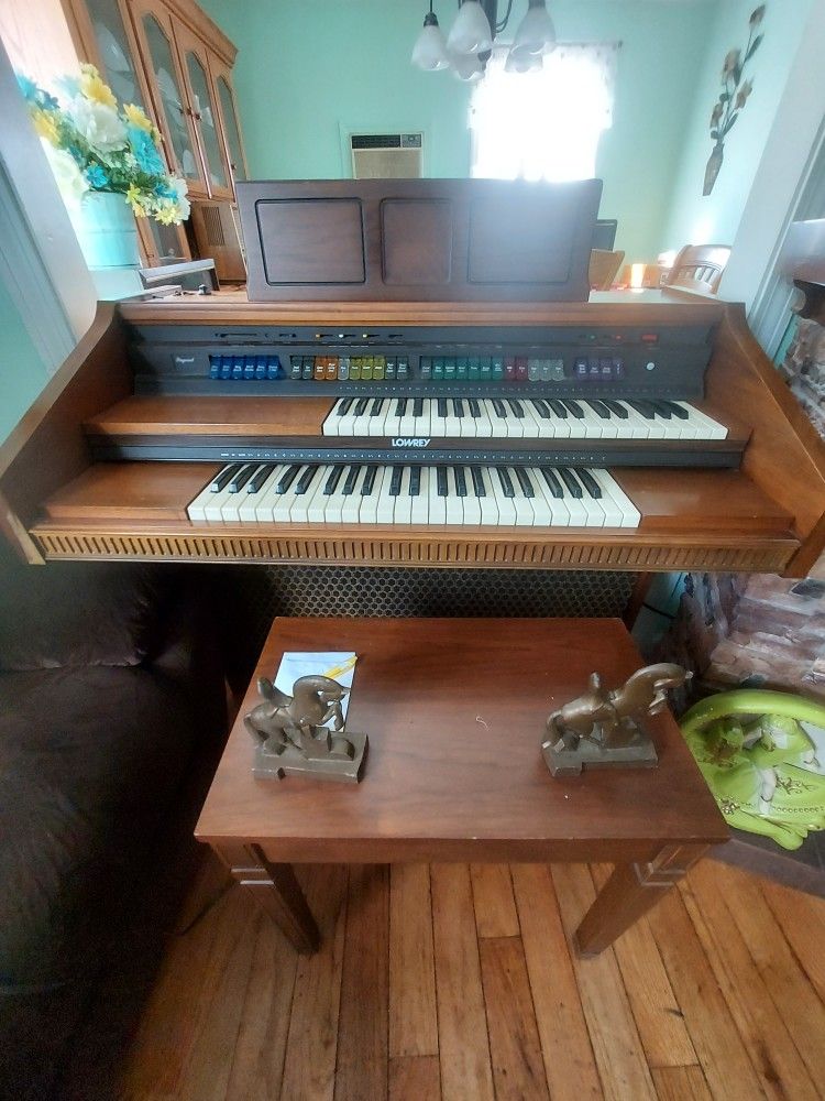 Pageant Lowrey Organ Piano