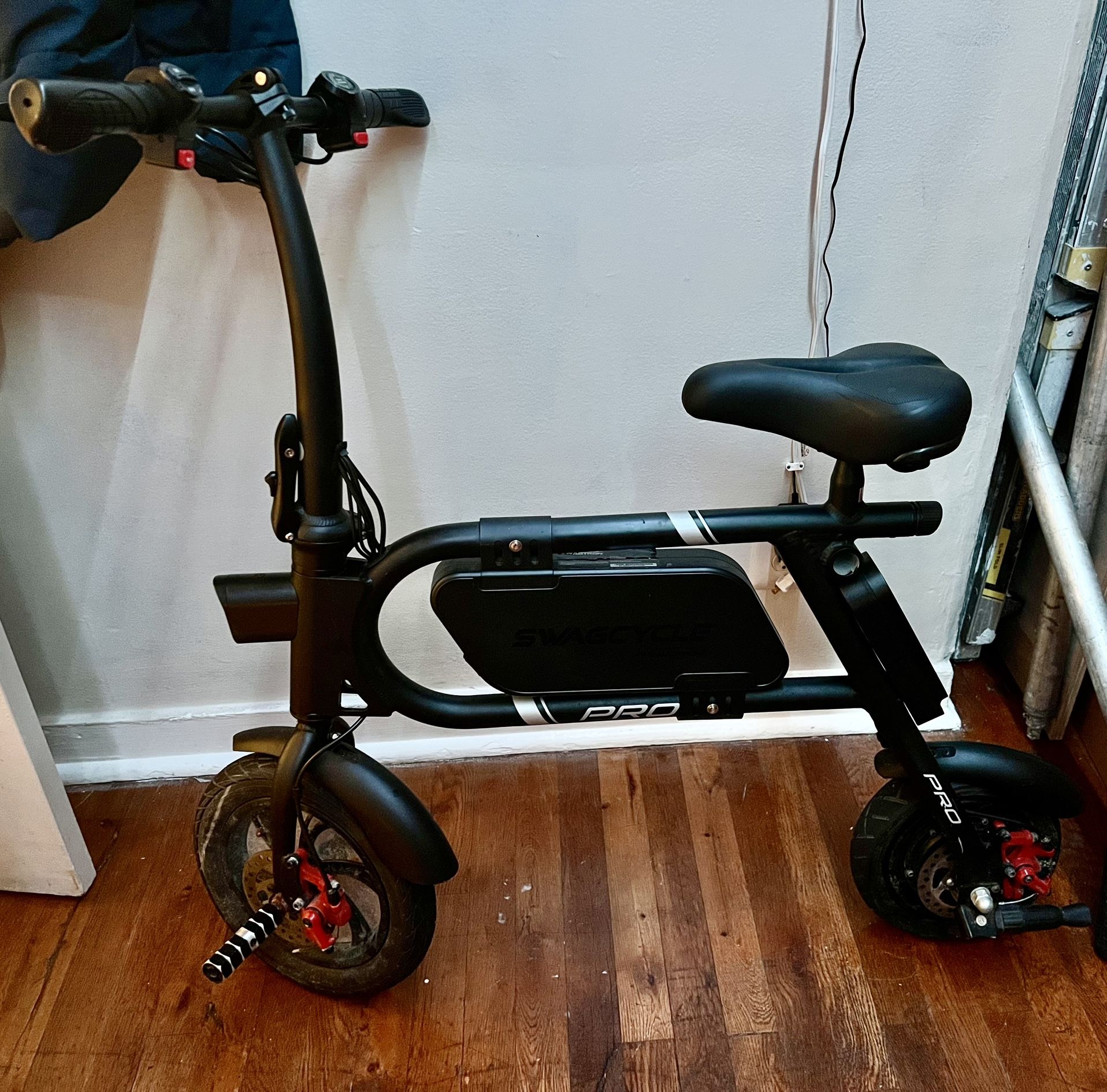 Swagcycle Pro NO TIENE CARGADOR