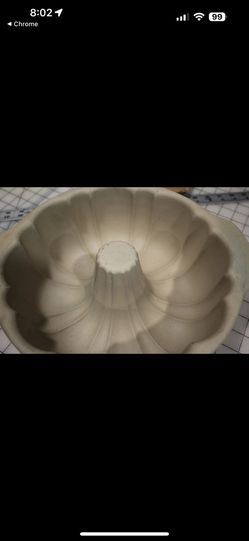 Pampered Chef Stoneware Fluted Pan - EUC - Cakes, Angel Food, Bundt Pan