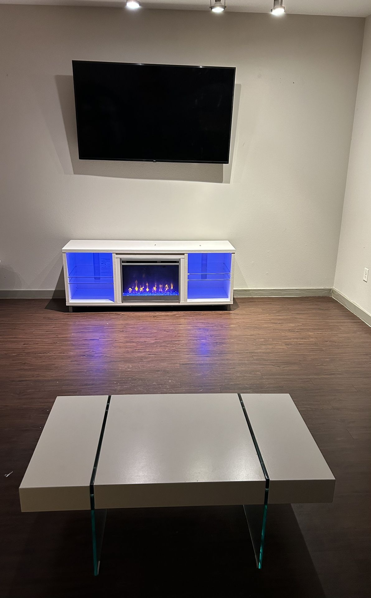 Fire Place And Coffe Table 