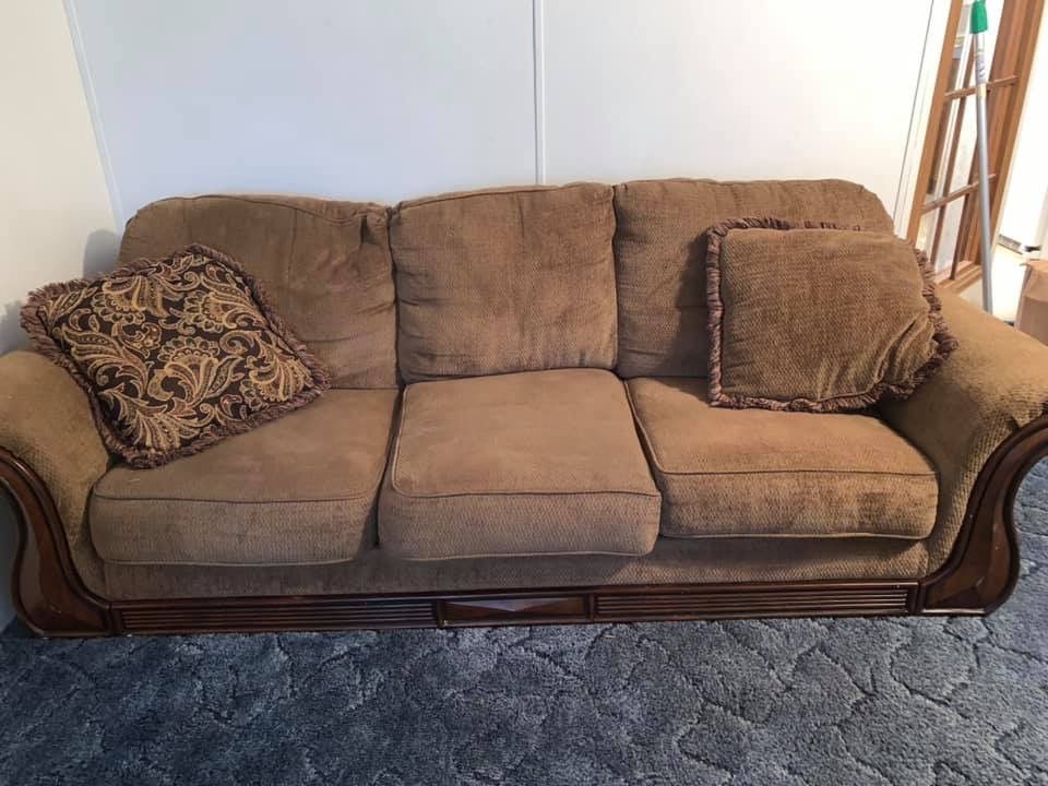 Free brown couch good condition! Smoke free home must pickup.