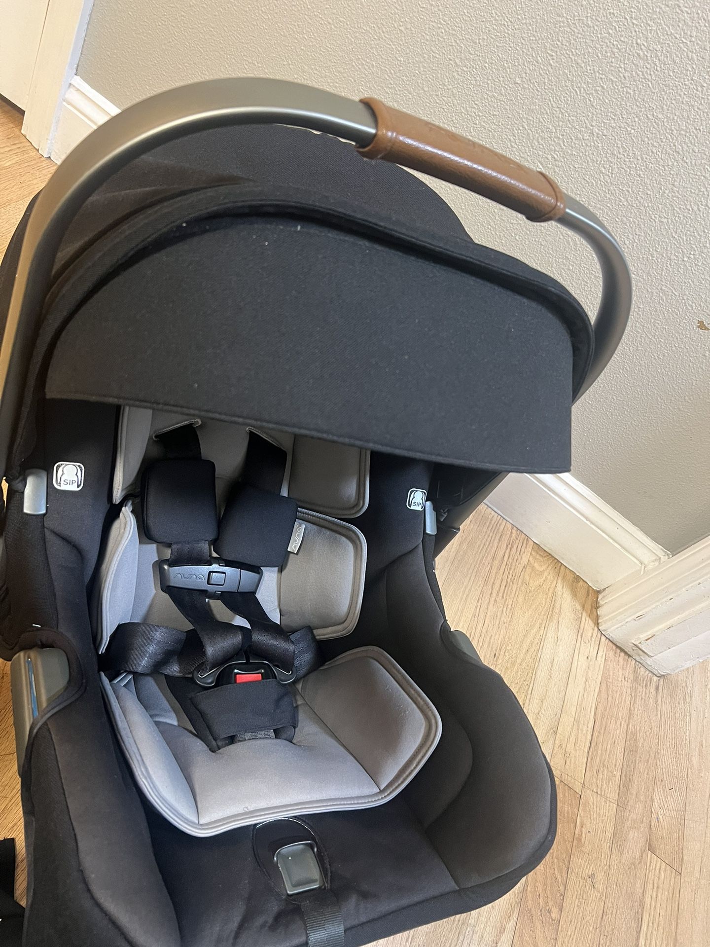 Nuna Piapa Car Seat With Base