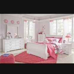 Ashley Bedset Queen Bed Dresser Mirror $1299 Nightstand Extra 