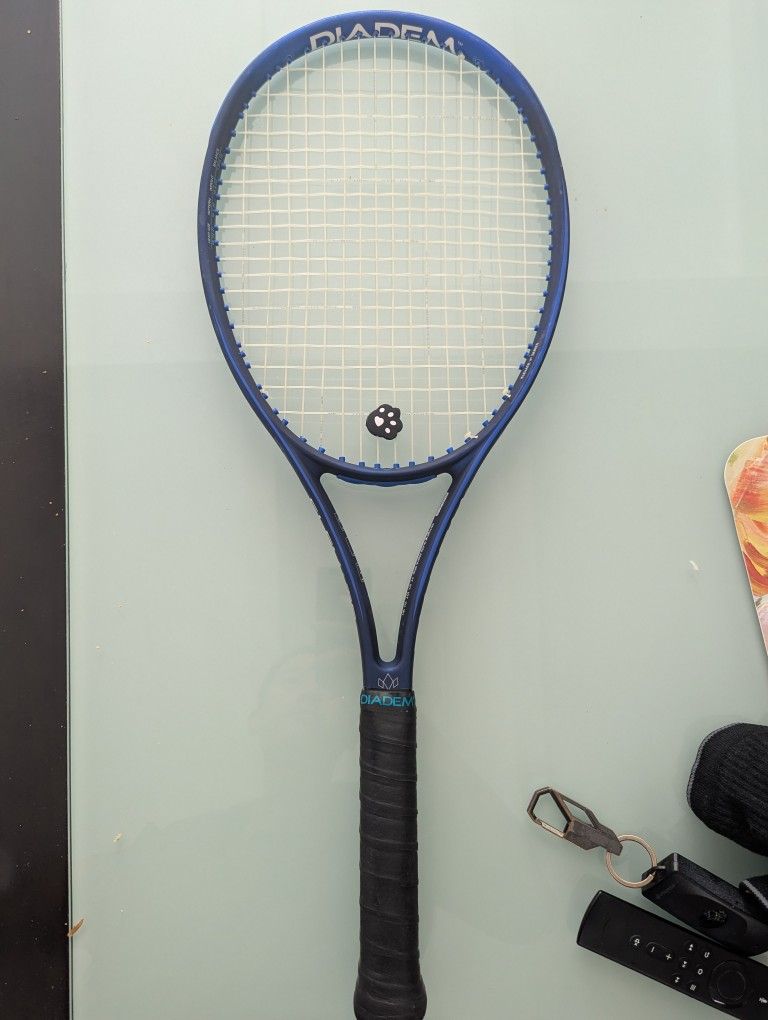 Diadem Elevate V3 Grip 3 (4-3/8) Racket