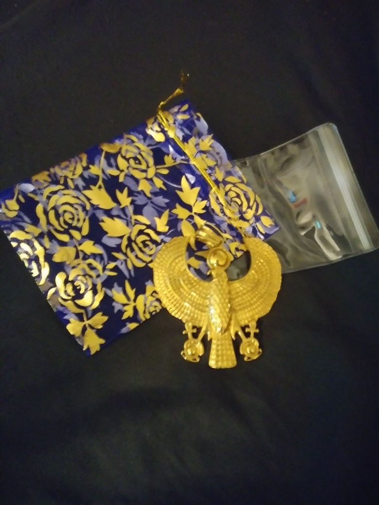 Nices go play Spinx pendant